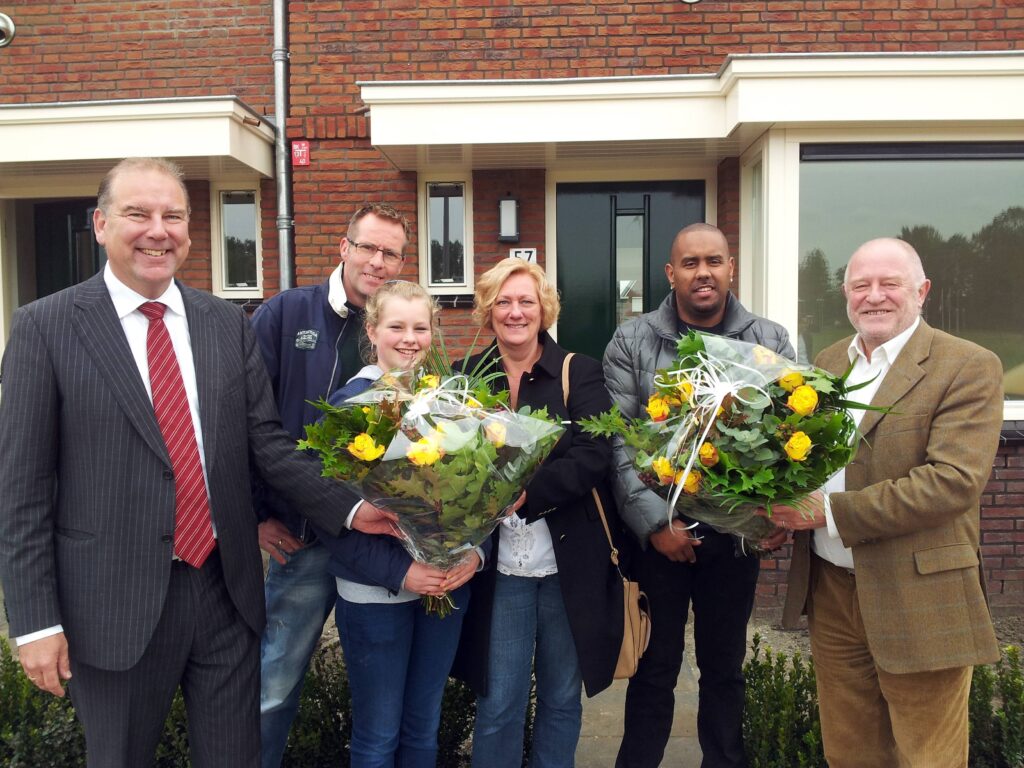 Vlnr: Wilco van den Ban (directeur AM), familie Van Teijlingen, de heer Spock, wethouder Hans Versluijs (gemeente Vlaardingen)